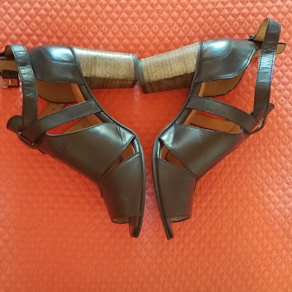 Saychelles leather sandals/heels
